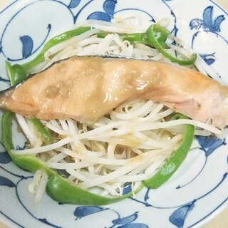 レンジでチン！もやしと鮭の蒸し煮♪